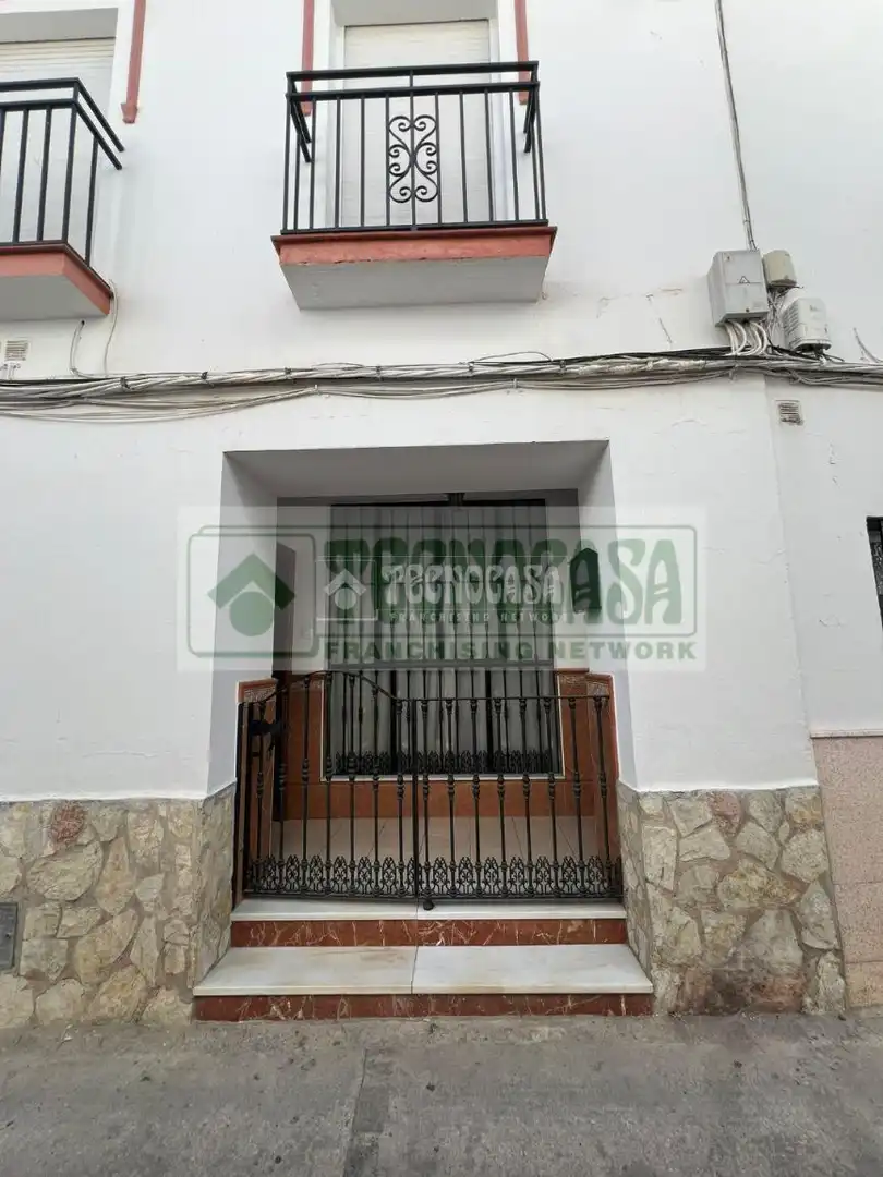 Außenansicht von Einfamilien-Reihenhaus zum Verkauf in Setenil de las Bodegas mit Heizung