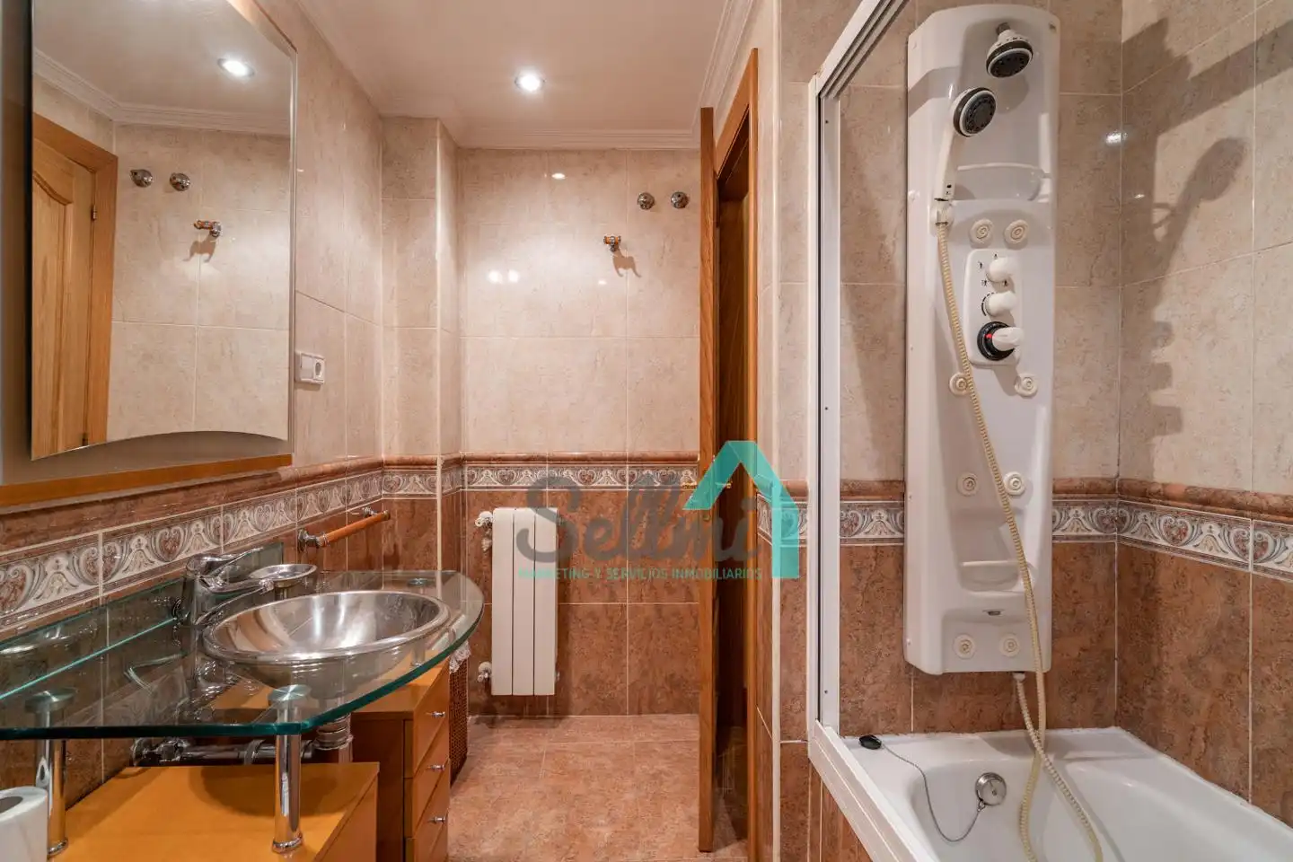 Bany de Pis en venda en Oviedo  amb Calefacció, Parquet i Moblat