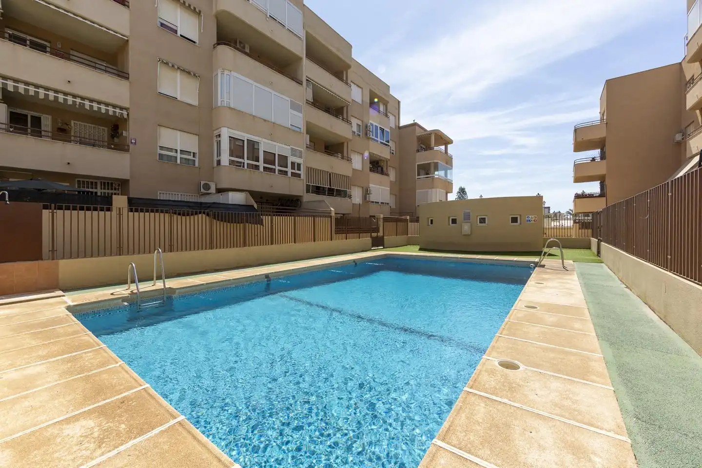 Piscina de Pis en venda en Roquetas de Mar amb Terrassa, Moblat i Piscina comunitària