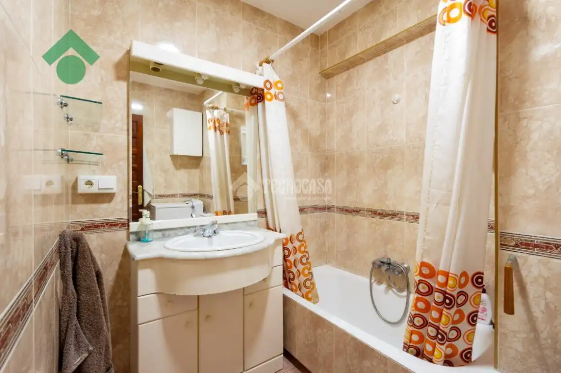 Baño de Estudio en venta en Vélez-Málaga con Terraza, Amueblado y Piscina comunitaria