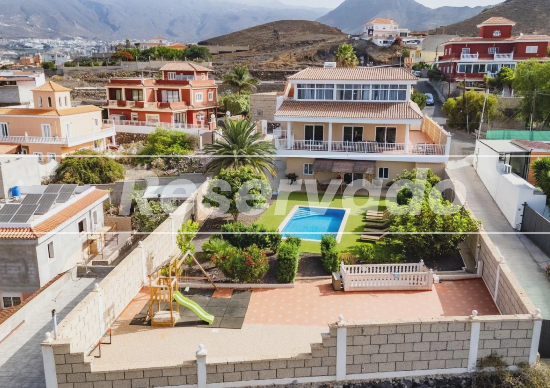Vista exterior de Casa o xalet en venda en Arona amb Aire condicionat, Jardí privat i Terrassa