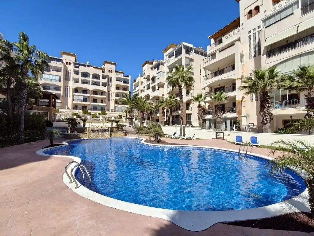 Piscina de Planta baja en venta en Guardamar del Segura con Aire acondicionado, Terraza y Trastero