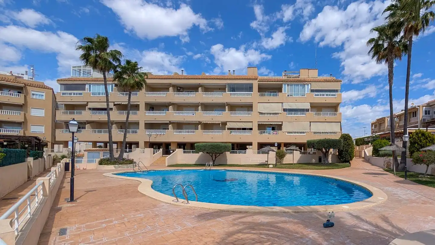 Vista exterior de Casa adosada en venta en Santa Pola con Aire acondicionado, Terraza y Piscina