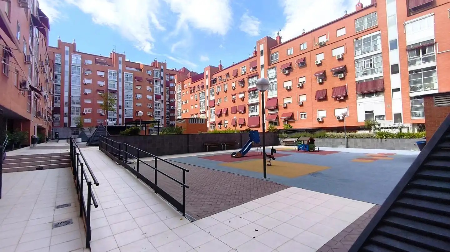 Vista exterior de Planta baja de alquiler en Madrid con Aire acondicionado, Calefacción y Parquet