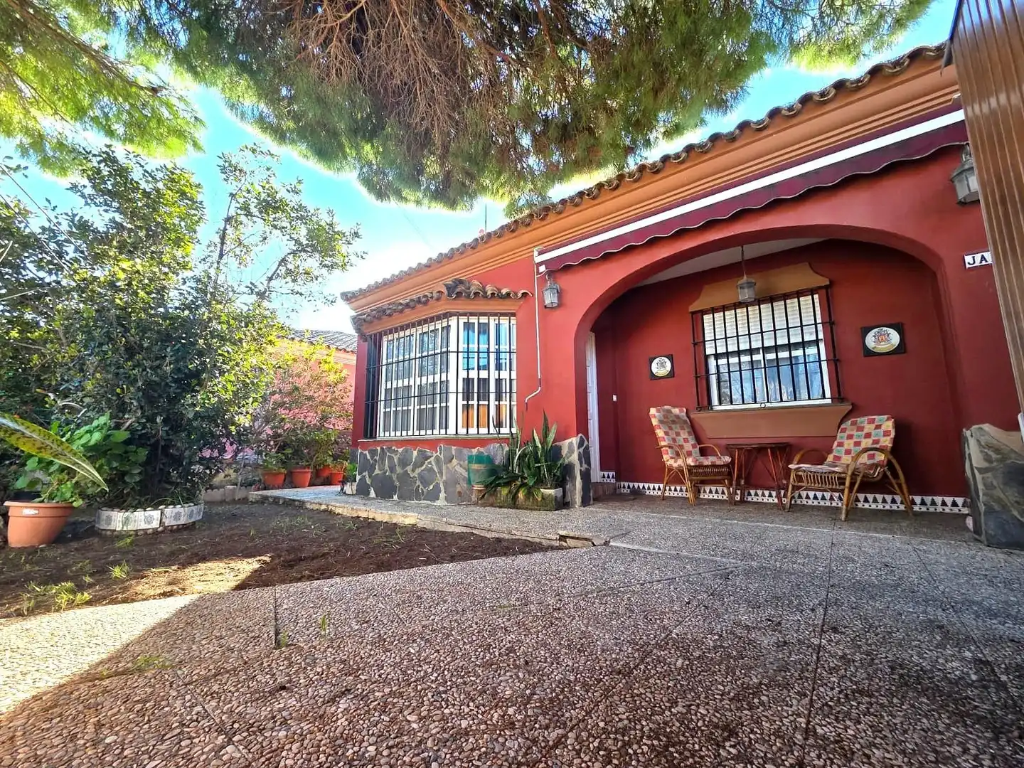 Vista exterior de Casa o xalet en venda en Chiclana de la Frontera amb Jardí privat