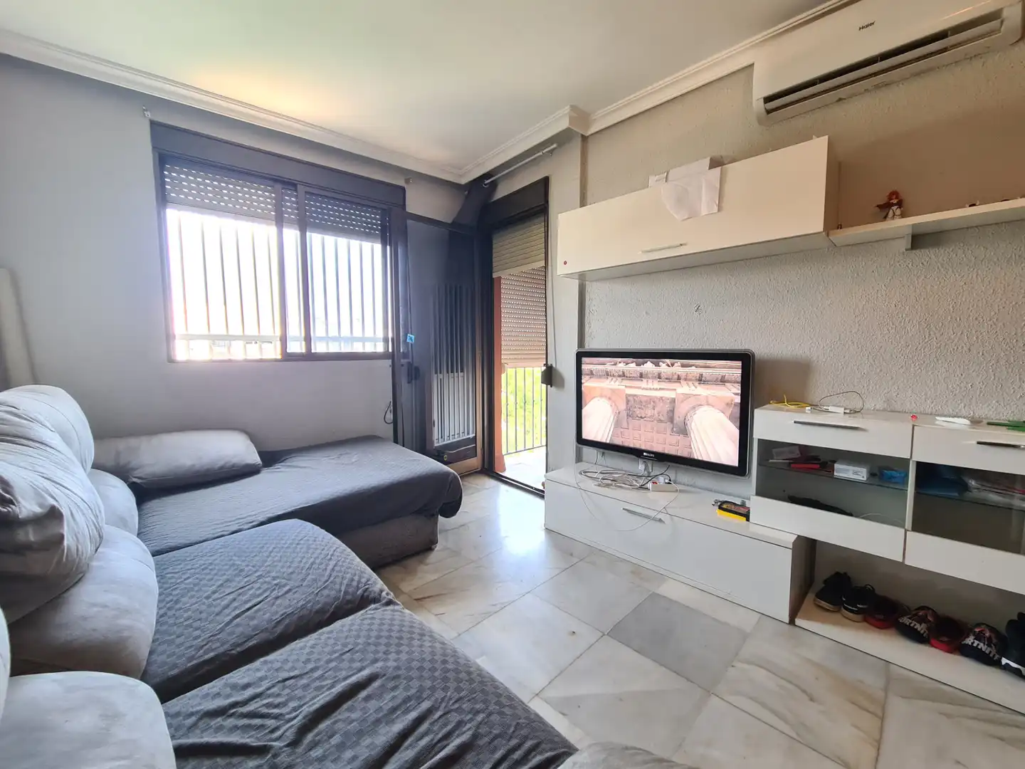 Living room of Flat for sale in Sevilla  with Air Conditioner, Terrace and Balcony
