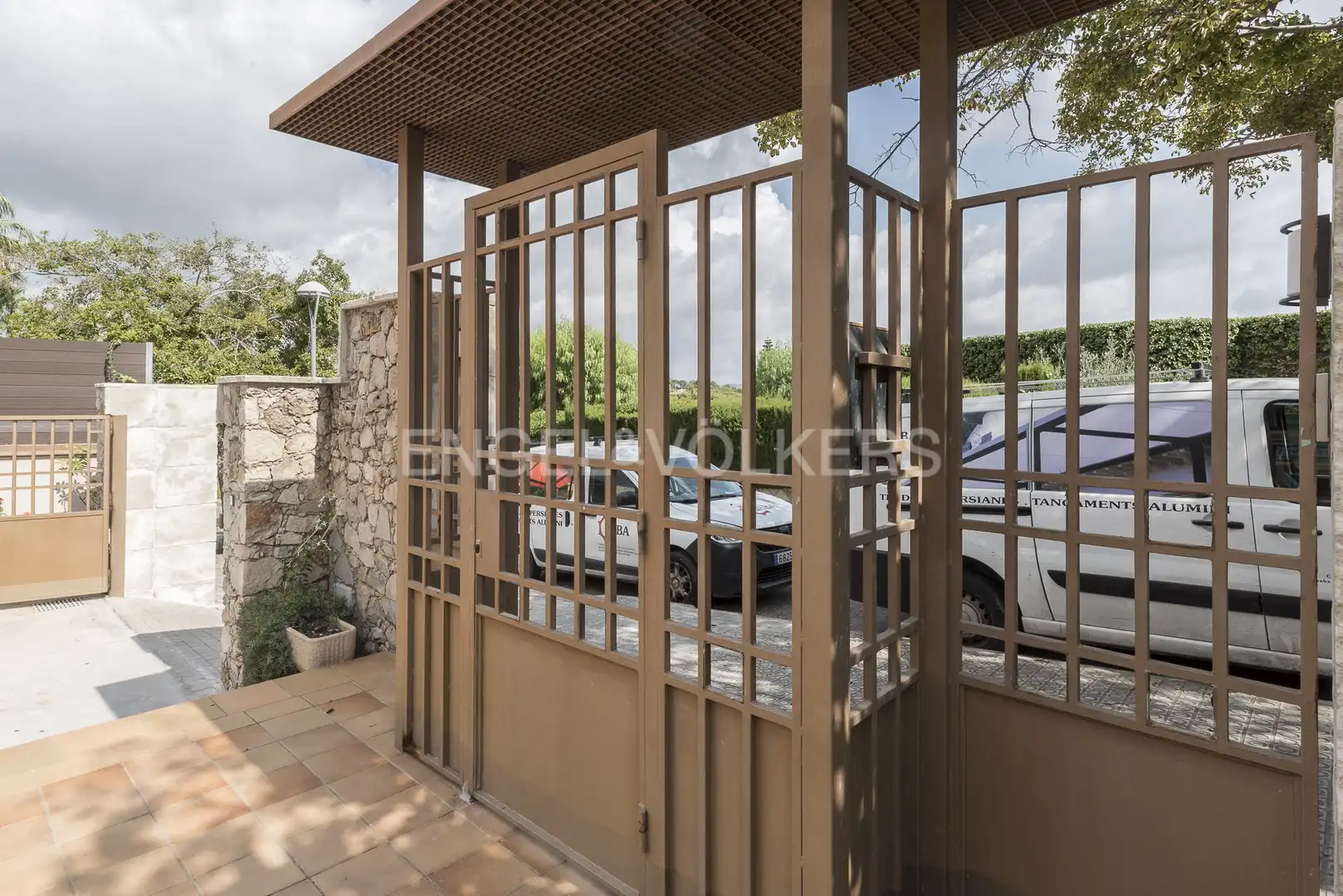 Vista exterior de Casa o xalet en venda en Vilanova i la Geltrú amb Aire condicionat, Calefacció i Jardí privat