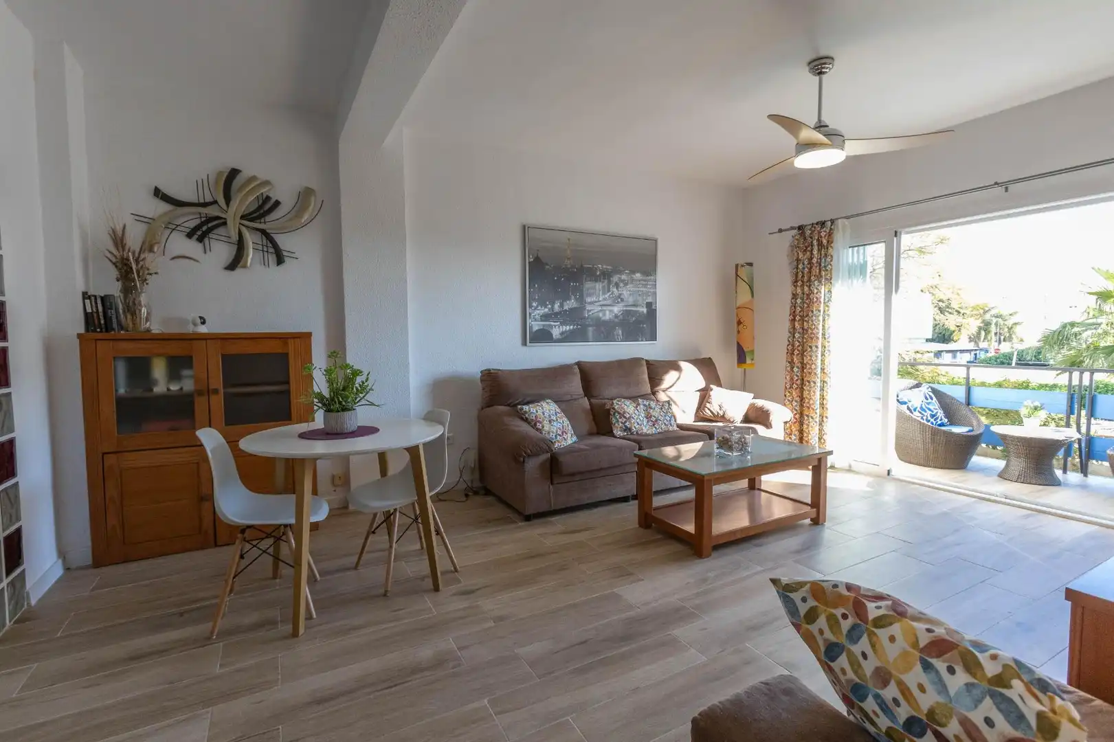 Sala d'estar de Apartament en venda en Torremolinos amb Jardí privat, Terrassa i Piscina comunitària