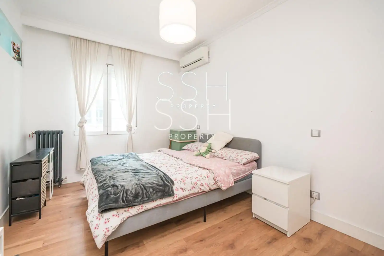 Schlafzimmer von Wohnung zur Miete in Madrid mit Klimaanlage, Heizung und Möbliert