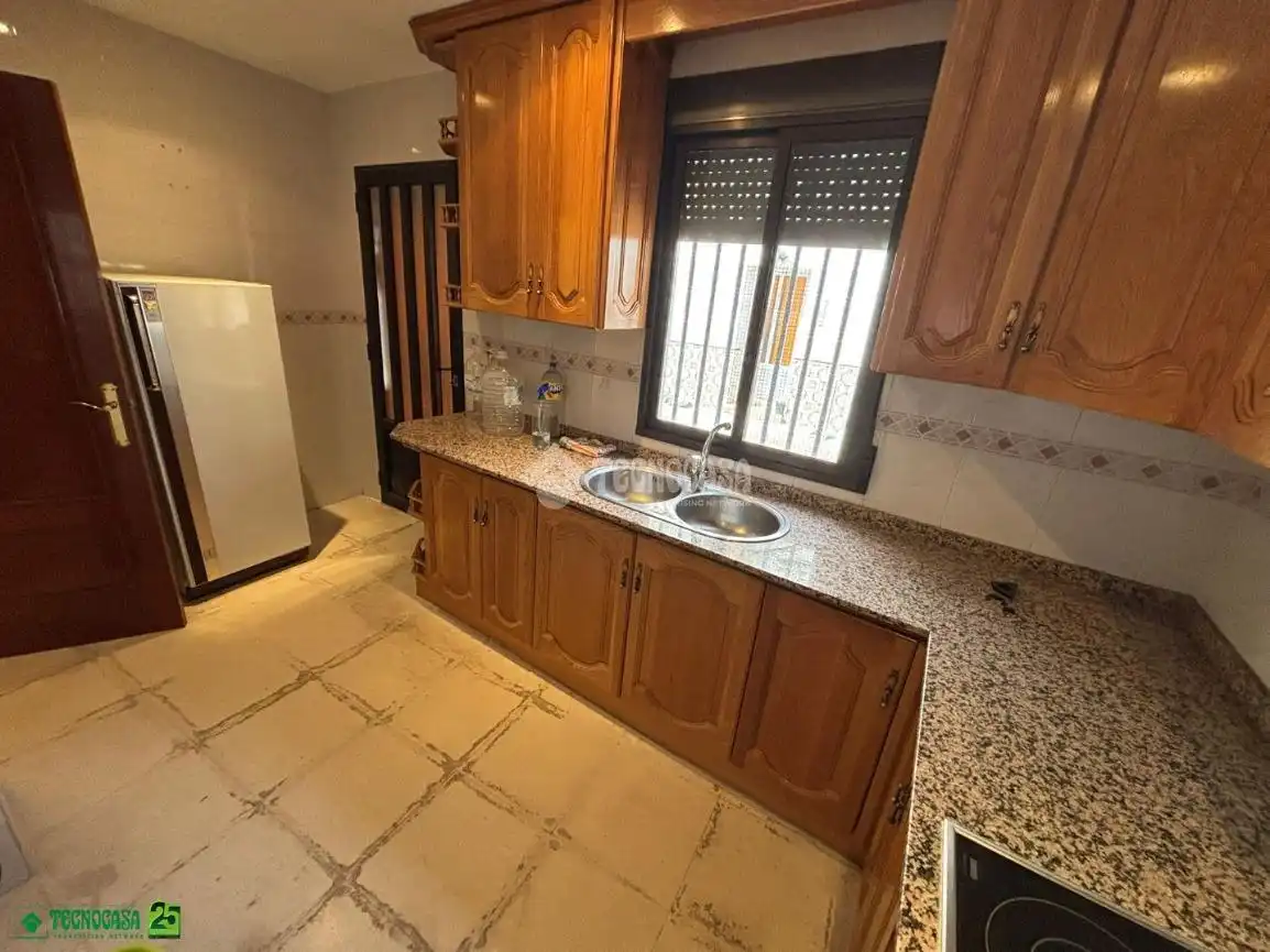Cuina de Casa adosada en venda en Granátula de Calatrava amb Aire condicionat