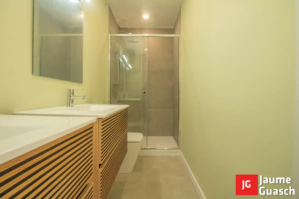 Badezimmer von Wohnung zum Verkauf in Torredembarra mit Klimaanlage, Heizung und Parkett