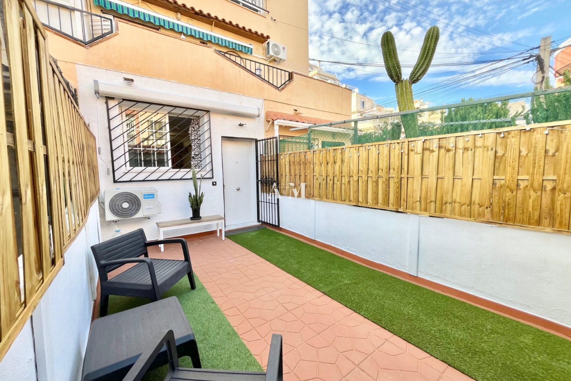 Terraza de Estudio en venta en Torrevieja con Calefacción, Jardín privado y Amueblado