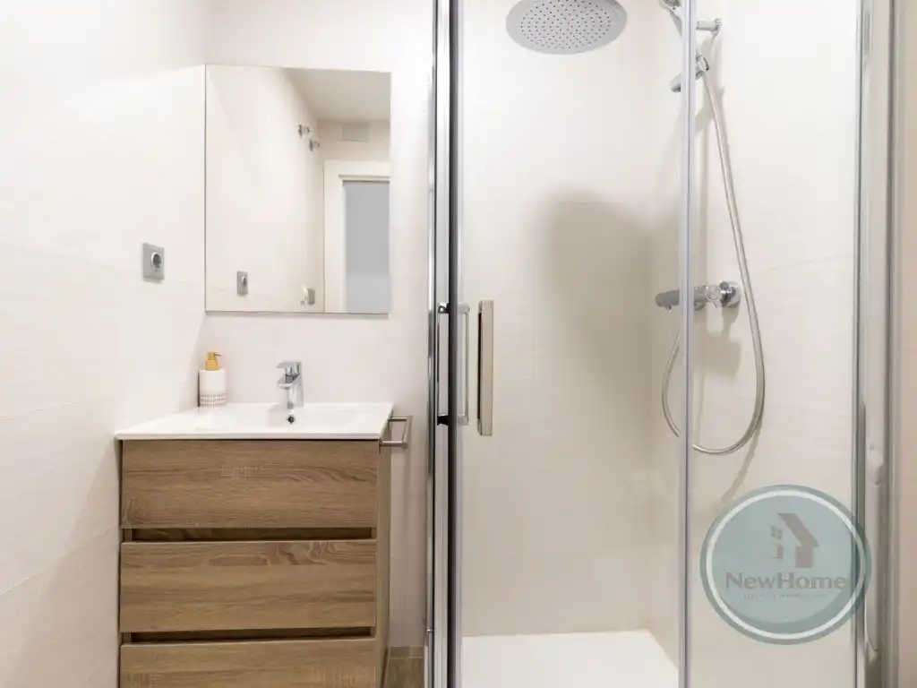 Baño de Piso de alquiler en Elche / Elx con Aire acondicionado, Terraza y Piscina comunitaria