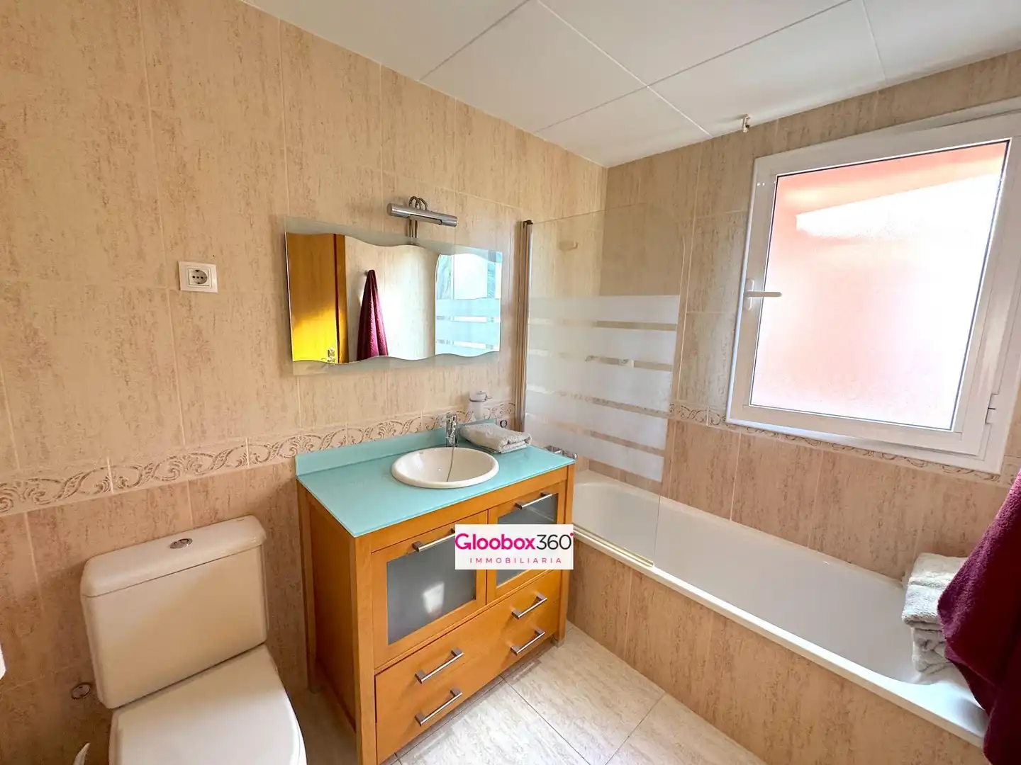 Badezimmer von Einfamilien-Reihenhaus zum Verkauf in Reus mit Klimaanlage, Heizung und Privatgarten