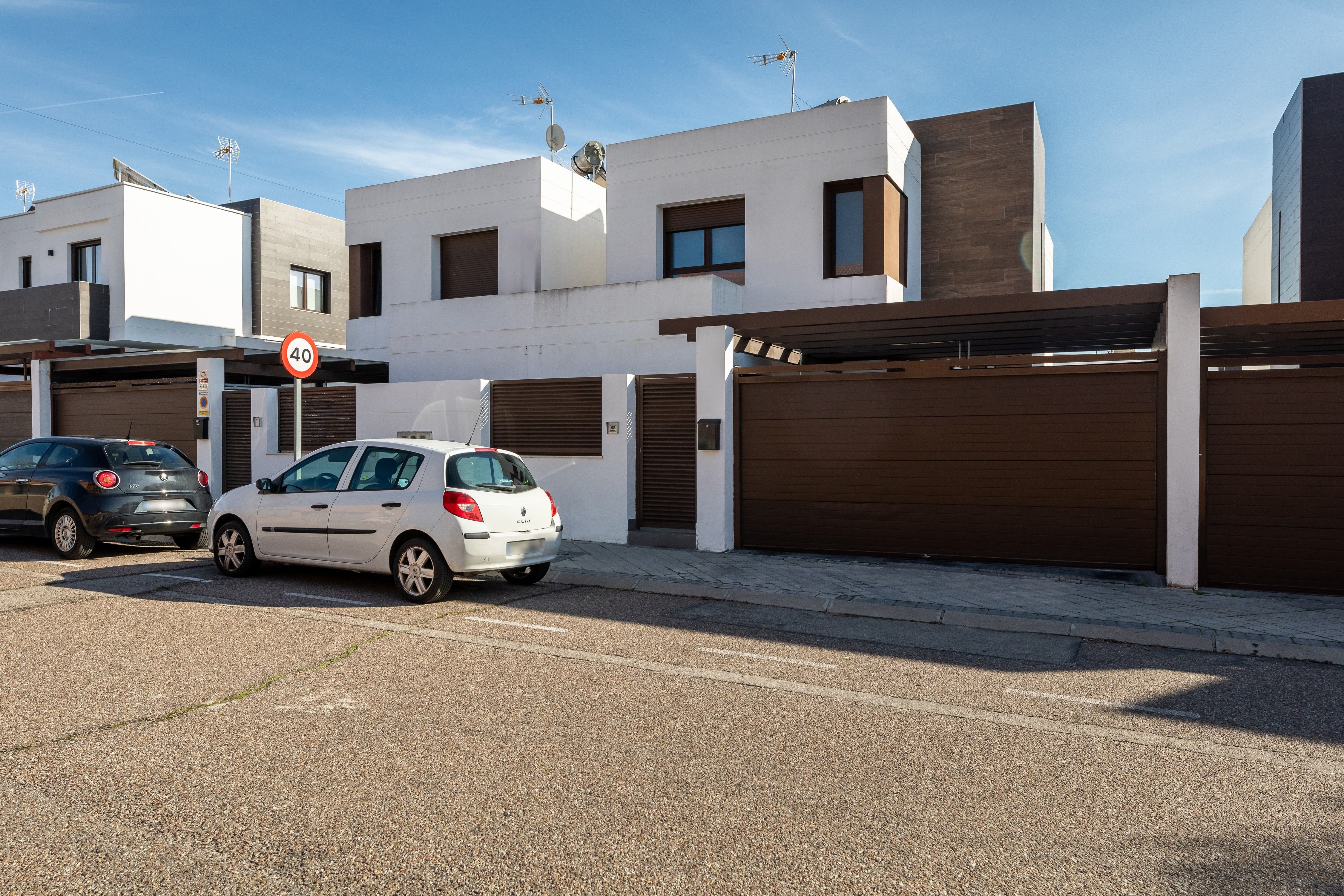 Vista exterior de Casa adosada en venda en Arroyomolinos (Madrid) amb Calefacció, Jardí privat i Moblat