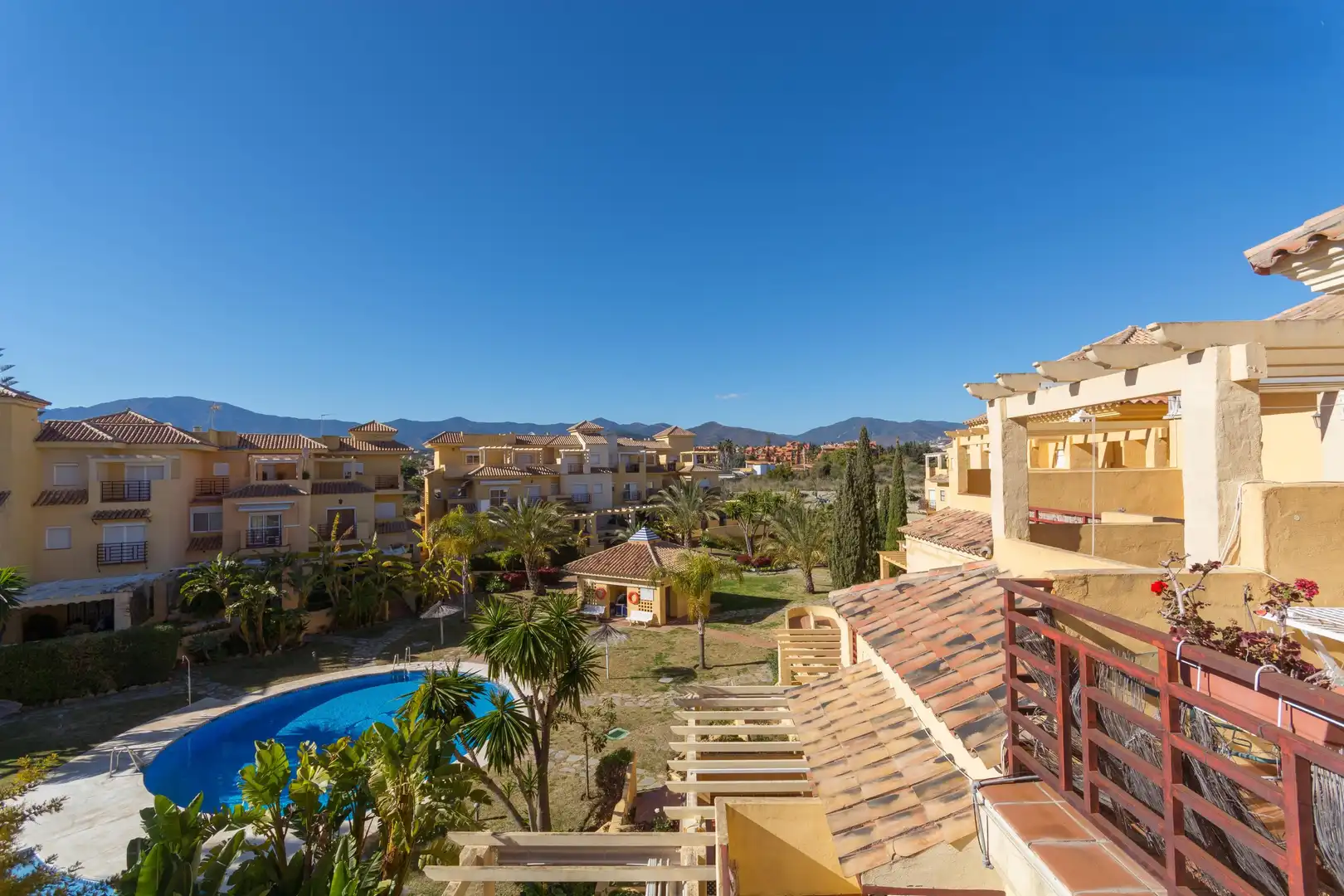 Vista exterior de Casa adosada en venda en Estepona amb Aire condicionat, Calefacció i Jardí privat