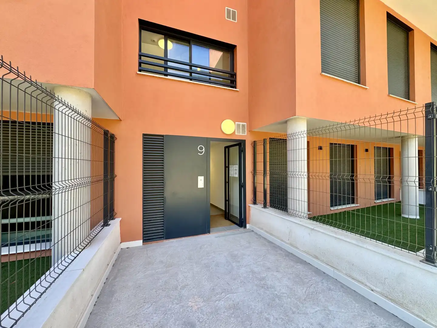 Vista exterior de Planta baja en venta en Mijas con Aire acondicionado, Terraza y Piscina