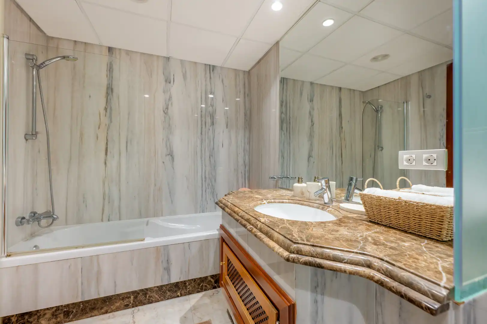 Baño de Apartamento de alquiler en Estepona con Aire acondicionado, Terraza y Piscina