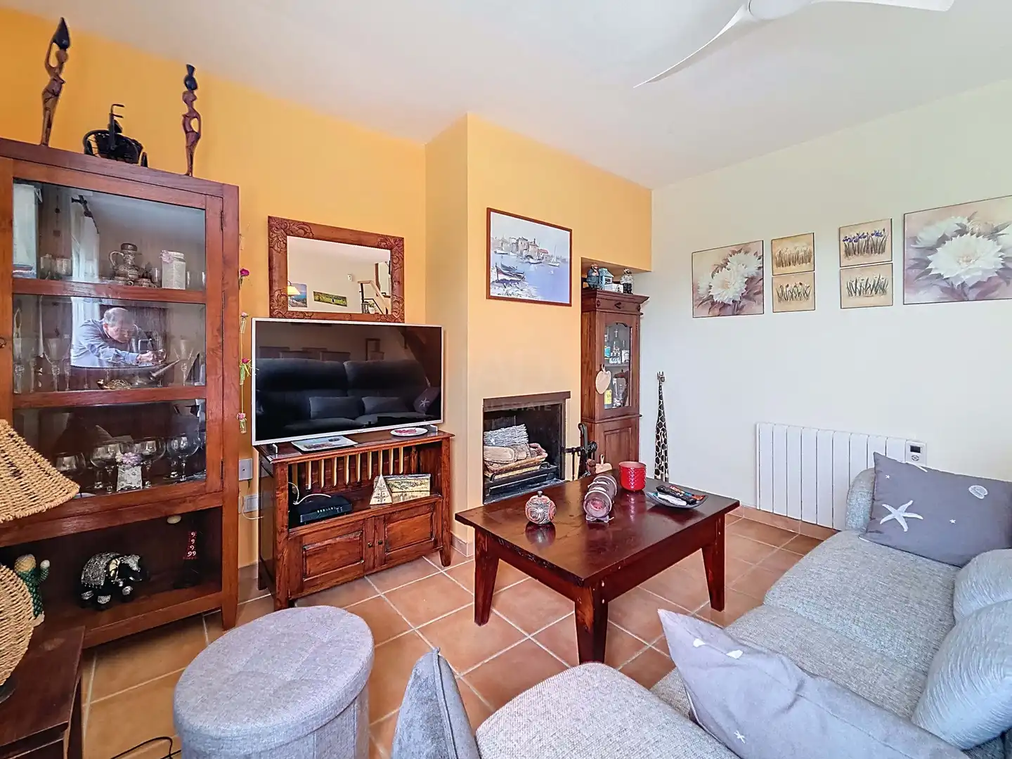 Sala d'estar de Casa adosada en venda en L'Estartit amb Calefacció, Terrassa i Piscina