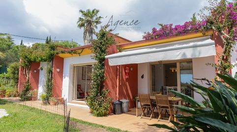 Casa independiente de una sola planta con jardín llano, vistas al mar y piscina en una zona tranquila de Calonge