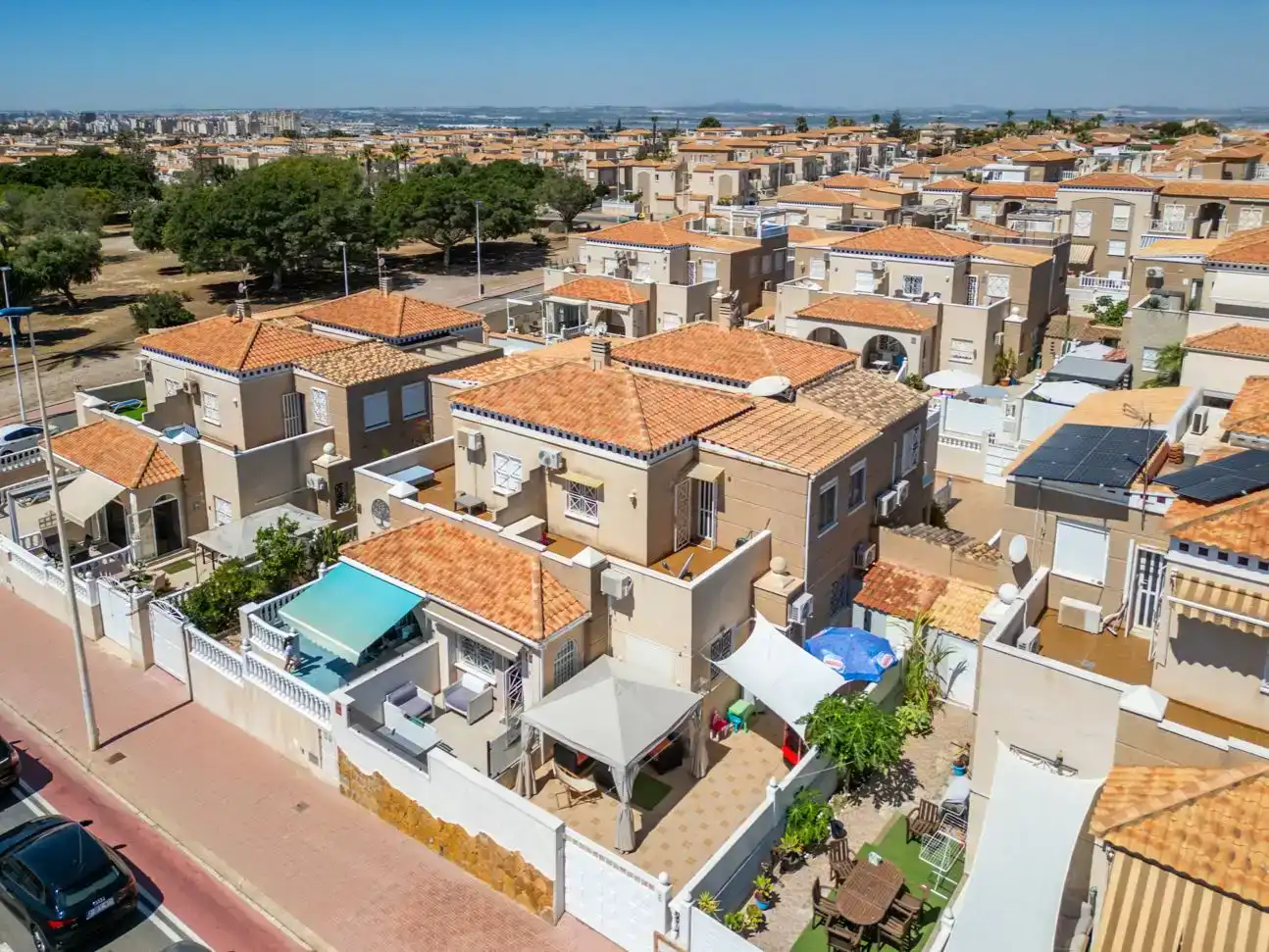 Vista exterior de Casa o xalet en venda en Torrevieja amb Aire condicionat, Piscina i Balcó