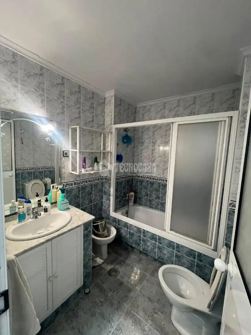 Bany de Casa o xalet en venda en Sevilla amb Aire condicionat i Terrassa