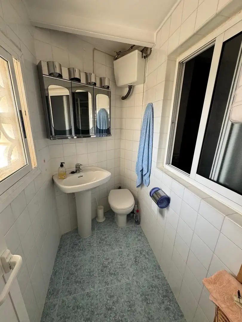 Baño de Apartamento en venta en Benidorm con Aire acondicionado, Jardín privado y Amueblado