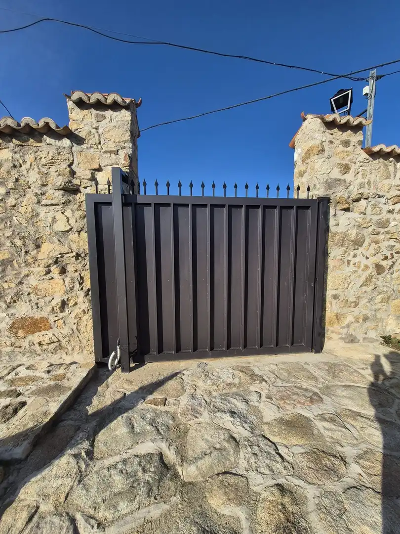 Vista exterior de Casa o xalet de lloguer en Gemuño amb Calefacció, Jardí privat i Terrassa