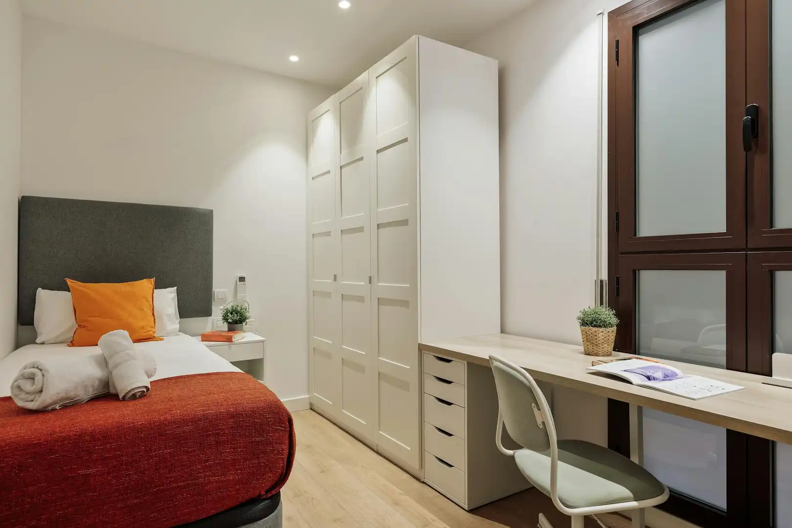 Schlafzimmer von Wohnung zur untervermieten in Barcelona mit Klimaanlage, Heizung und Möbliert