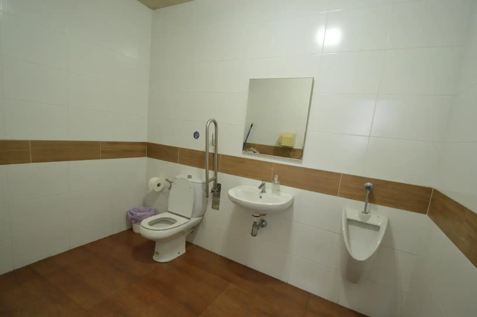 Baño de Nave industrial de alquiler en Almería