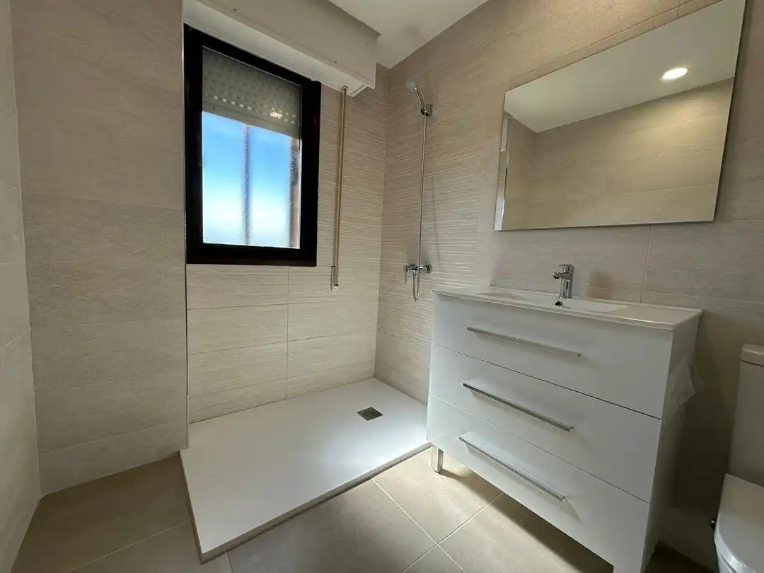 Badezimmer von Wohnung zum Verkauf in Toledo mit Klimaanlage, Heizung und Privatgarten