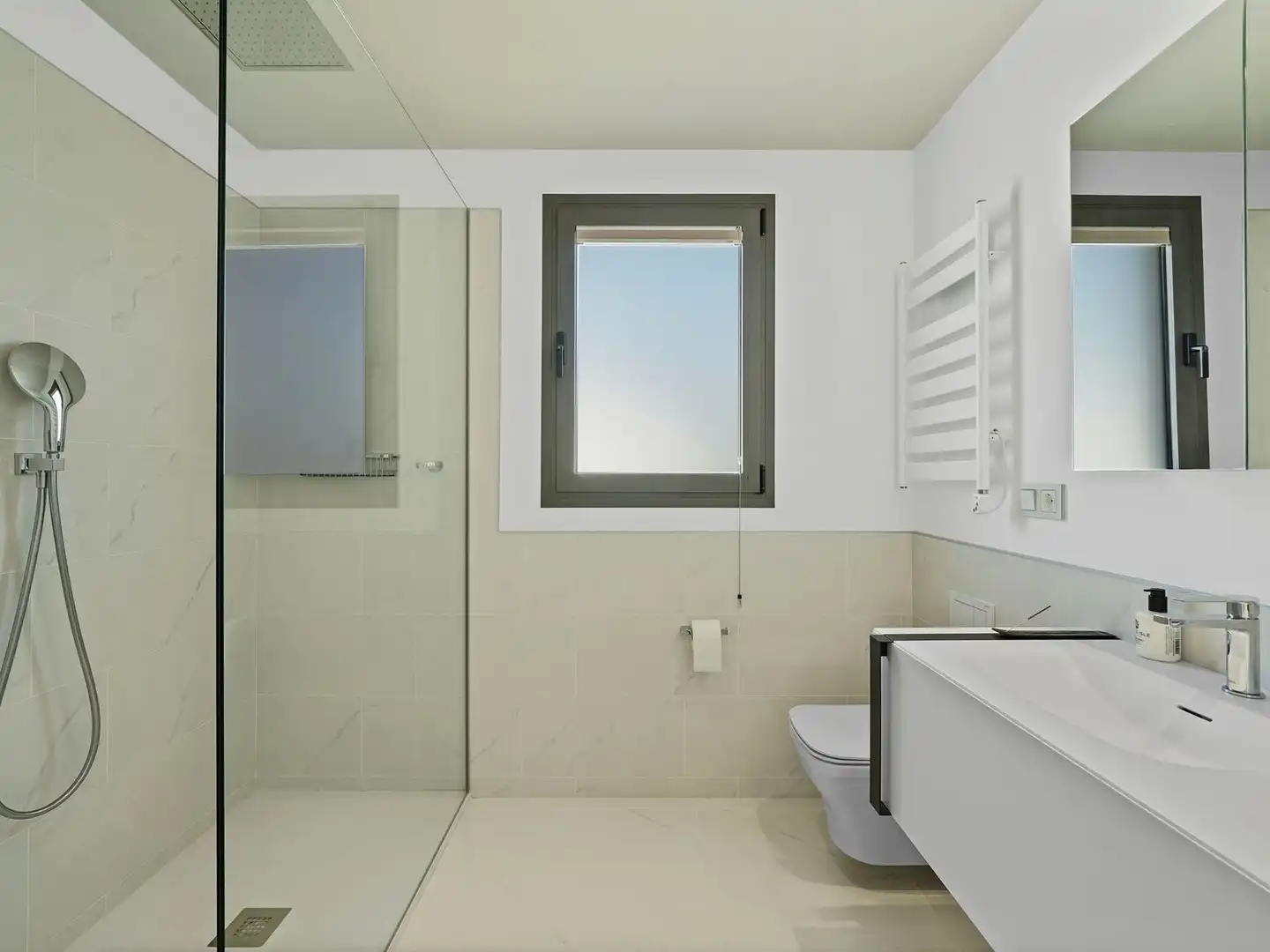 Bany de Apartament en venda en Estepona amb Aire condicionat, Terrassa i Traster