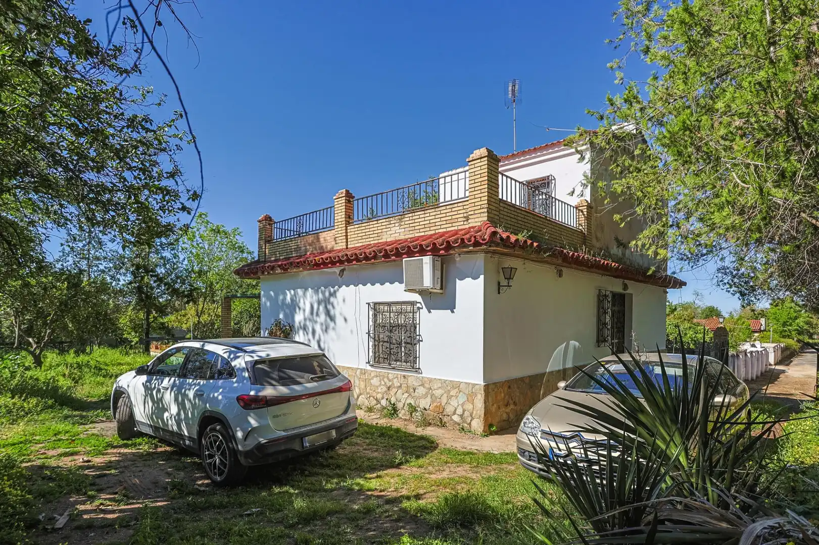 Vista exterior de Casa o xalet en venda en Sanlúcar la Mayor amb Aire condicionat i Piscina