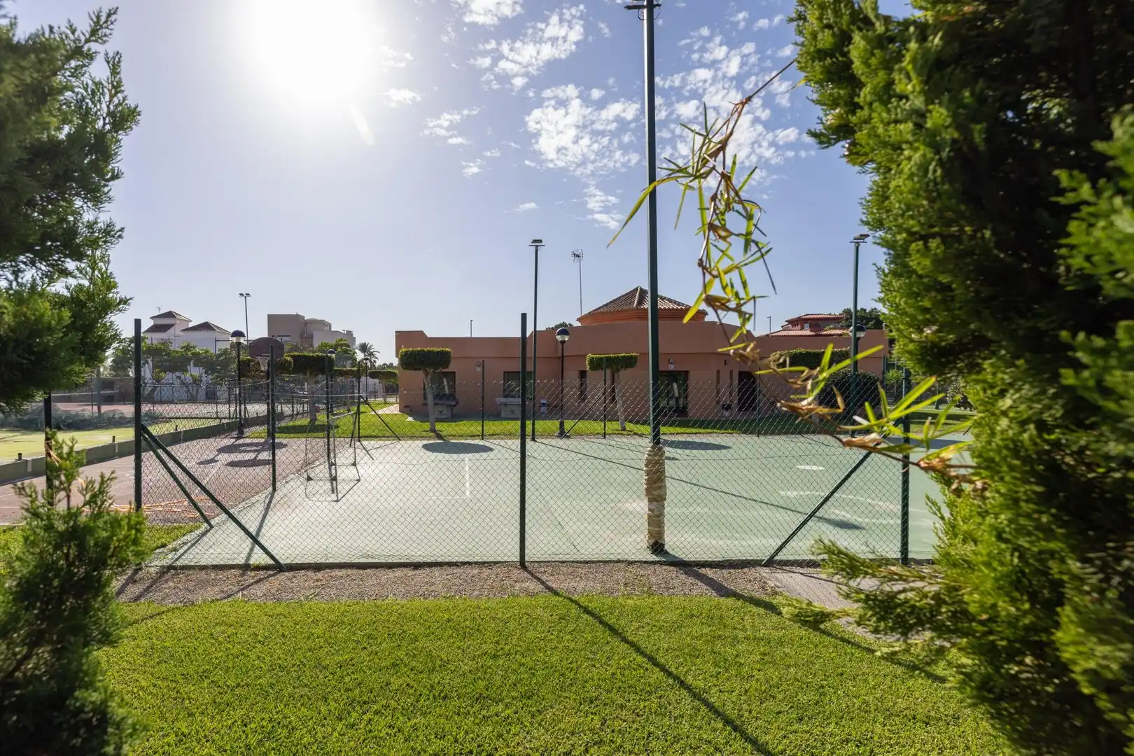 Vista exterior de Àtic en venda en Motril amb Aire condicionat, Traster i Piscina comunitària