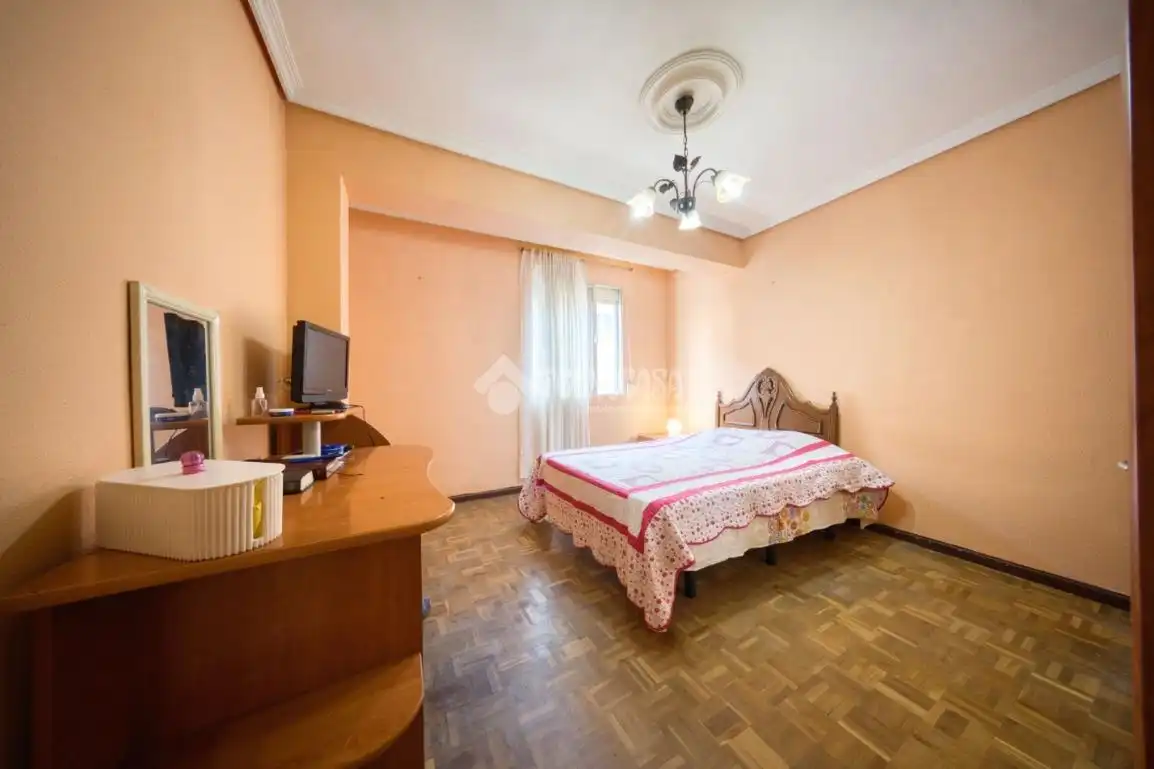 Bedroom of Flat for sale in Valladolid  with Heating, Parquet flooring and Furnished