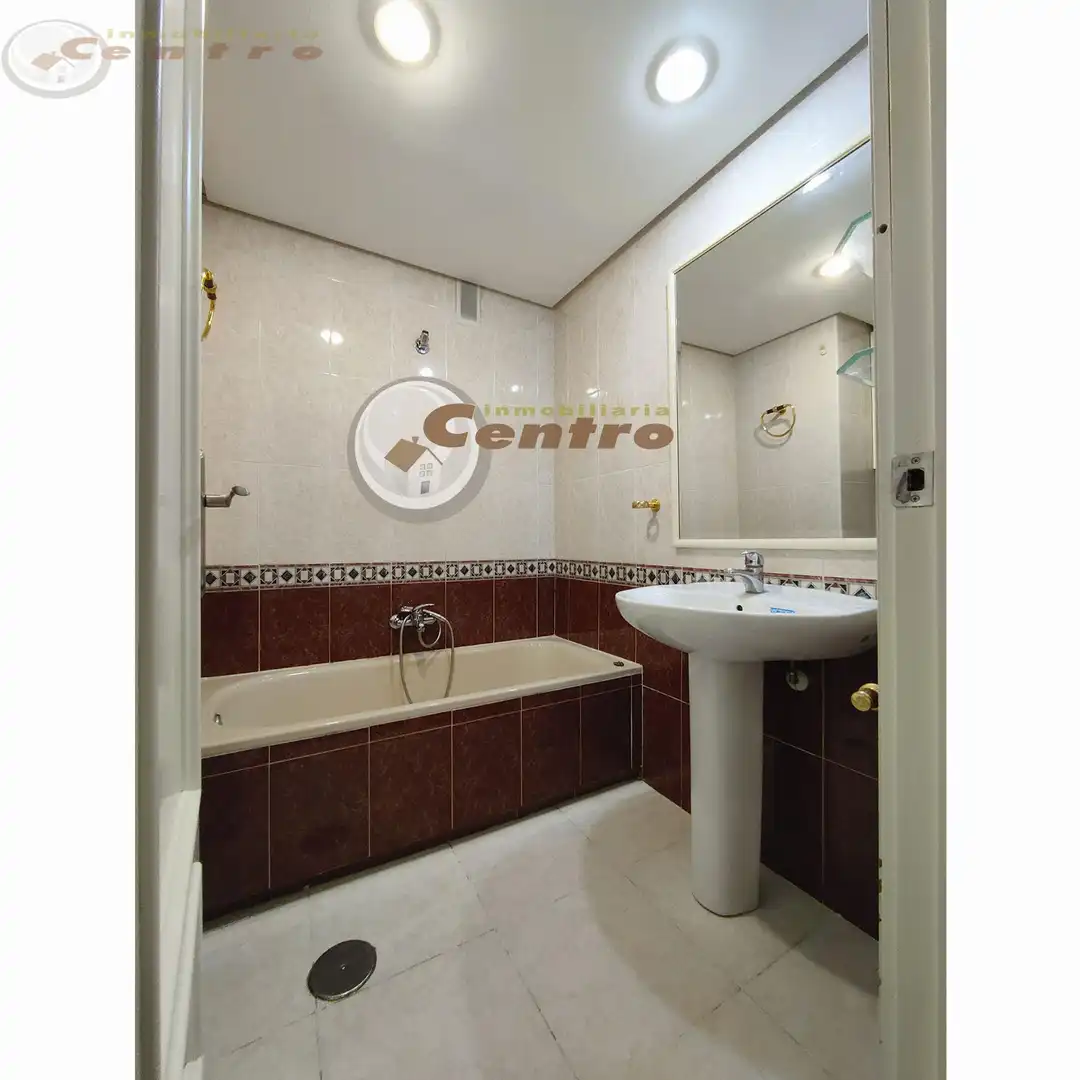 Baño de Piso de alquiler en Albacete con Calefacción, Amueblado y Balcón