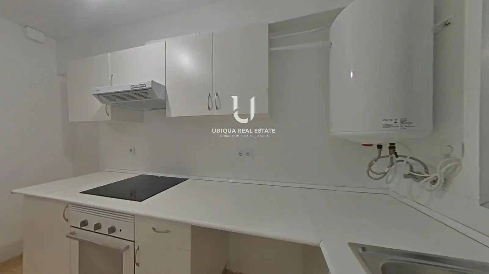 Kitchen of Flat for sale in L'Hospitalet de Llobregat  with Parquet flooring and Oven