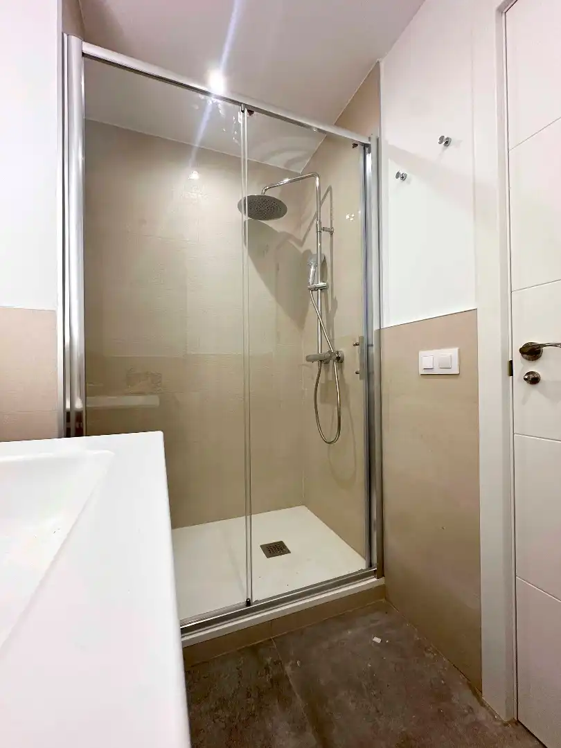 Badezimmer von Loft zum Verkauf in Madrid mit Klimaanlage, Ofen und Waschmaschine