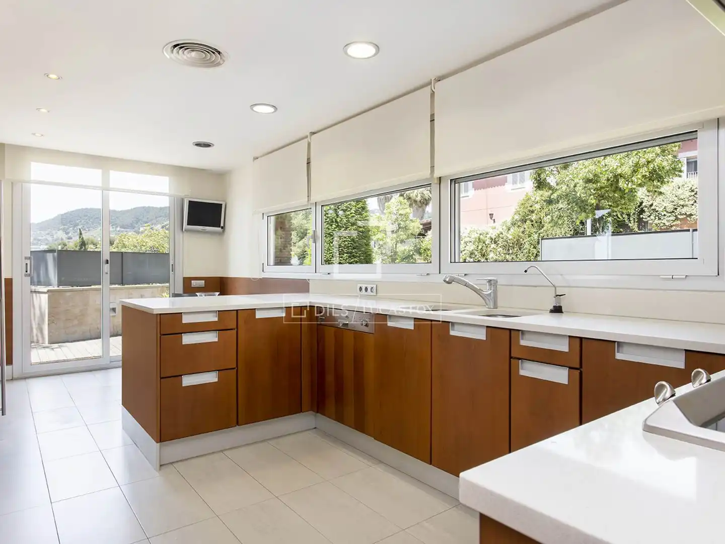 Cocina de Casa o chalet de alquiler en Barcelona con Aire acondicionado, Calefacción y Jardín privado