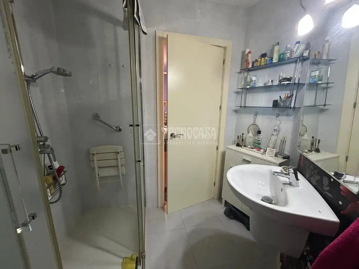 Bathroom of Flat for sale in Madrid  with Heating and Community pool