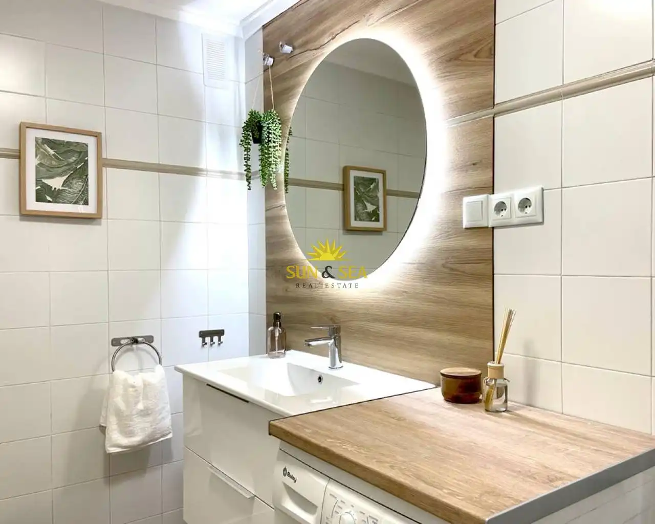 Baño de Apartamento de alquiler en Torrevieja con Aire acondicionado, Calefacción y Lavadora