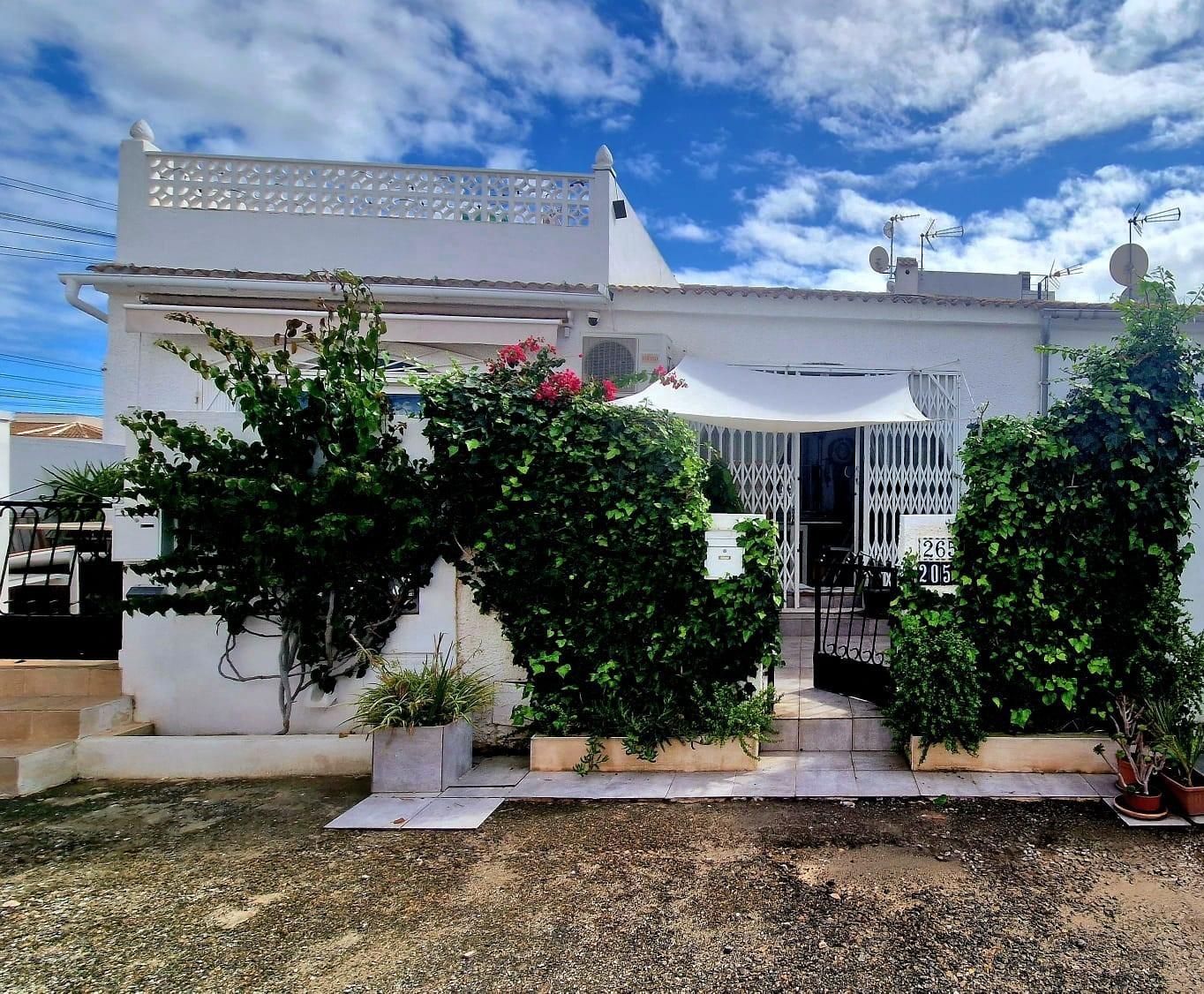 Vista exterior de Casa o xalet en venda en Torrevieja amb Aire condicionat, Calefacció i Jardí privat