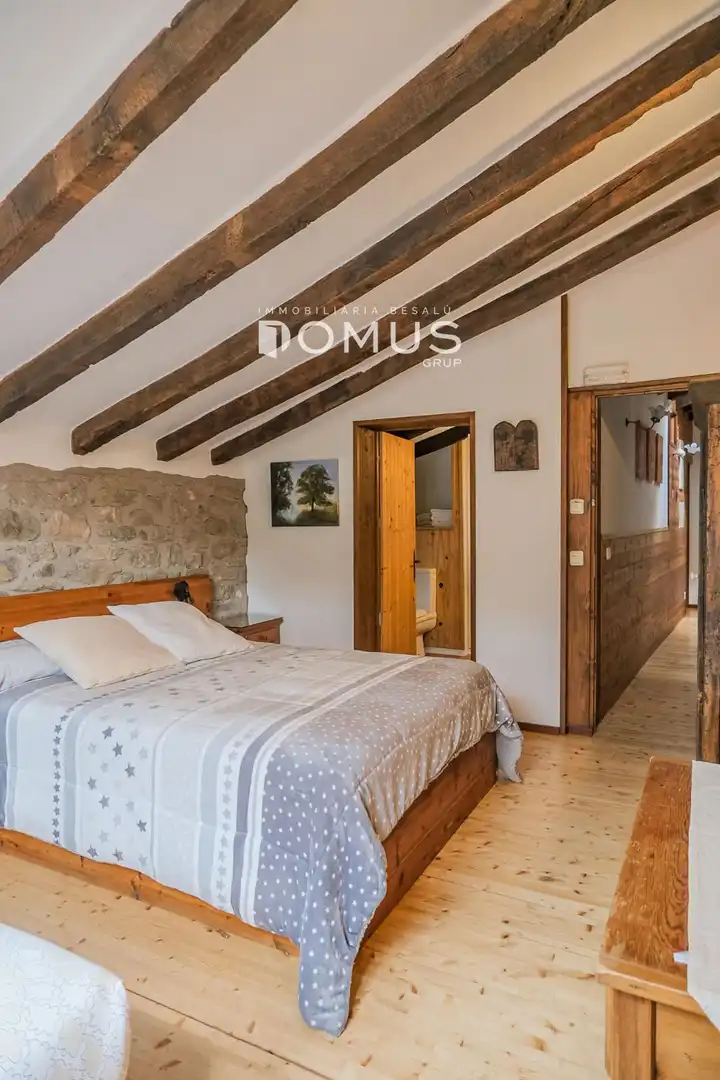 Habitación de Finca rústica en venta en Santa Pau con Calefacción, Parquet y Piscina