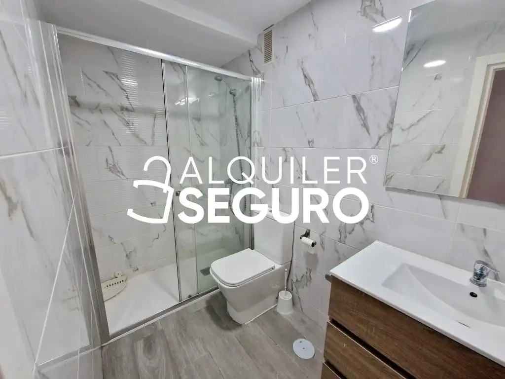 Baño de Piso de alquiler en Móstoles con Calefacción y Terraza