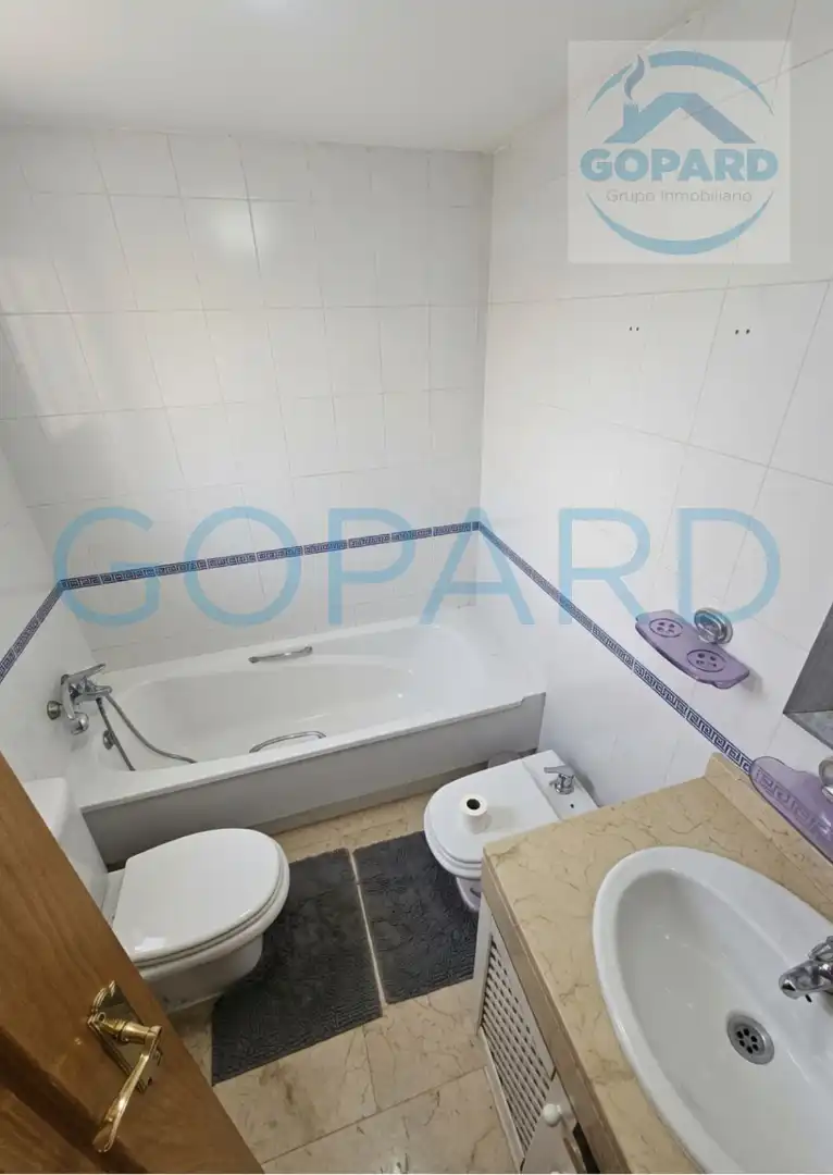Baño de Casa adosada de alquiler en Villanueva de la Cañada con Calefacción, Jardín privado y Parquet