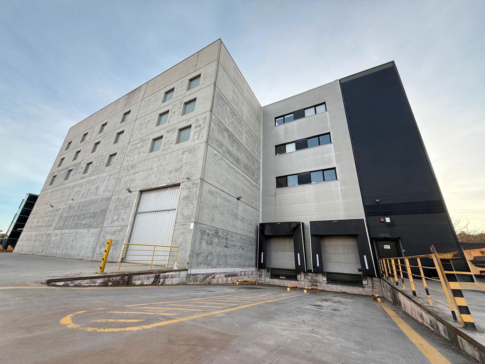 Exterior view of Industrial buildings for rent in Santa Perpètua de Mogoda