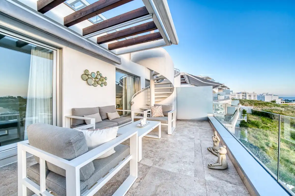 Terrasse von Dachboden zum Verkauf in Estepona mit Klimaanlage, Terrasse und Abstellraum
