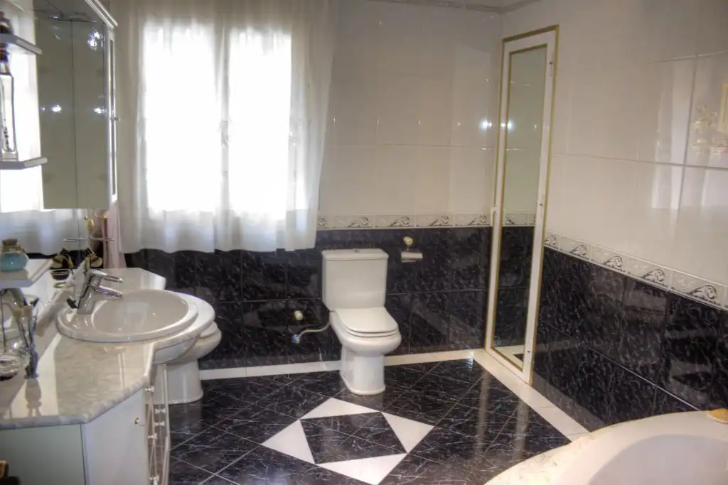 Bany de Casa adosada en venda en Casarabonela amb Aire condicionat, Jardí privat i Terrassa