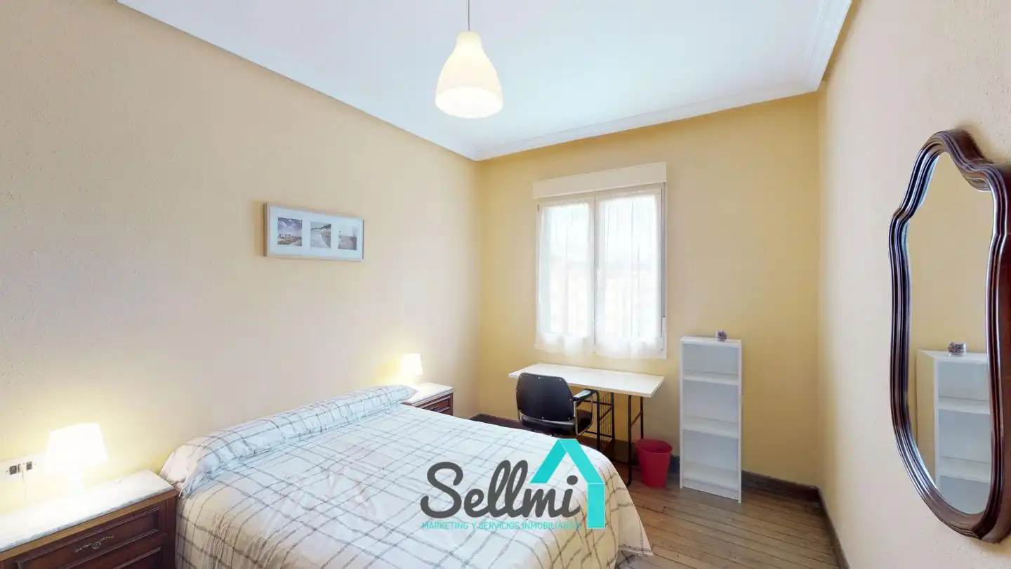 Bedroom of Flat for rent in Oviedo   with Heating, Parquet flooring and Furnished