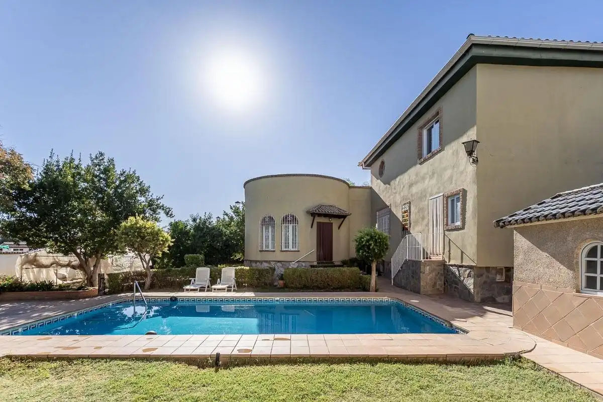 Villa con piscina in vendita a Residencial Triana - Barrio Alto, imagen 3